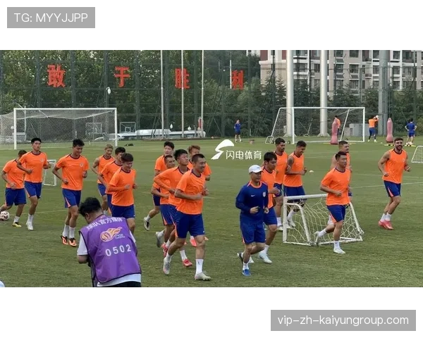 冠军球队基地开放日吸引大批粉丝参观，冠军足球场